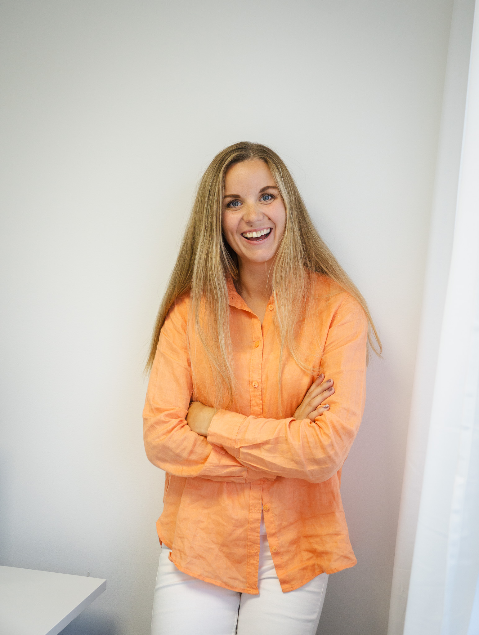 Magdalena Persson, HR-chef på Visionite, leende mot kameran i en modern kontorsmiljö.