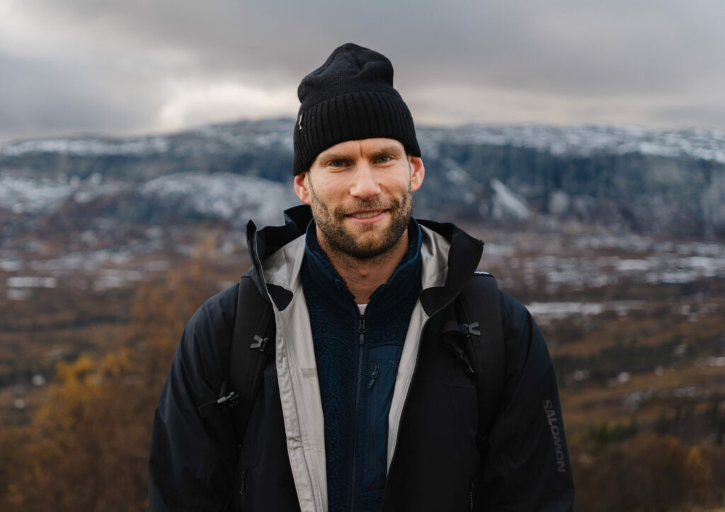 Max Wikander på Visionite, IT-specialist Årekontoret står framför fjällvy.