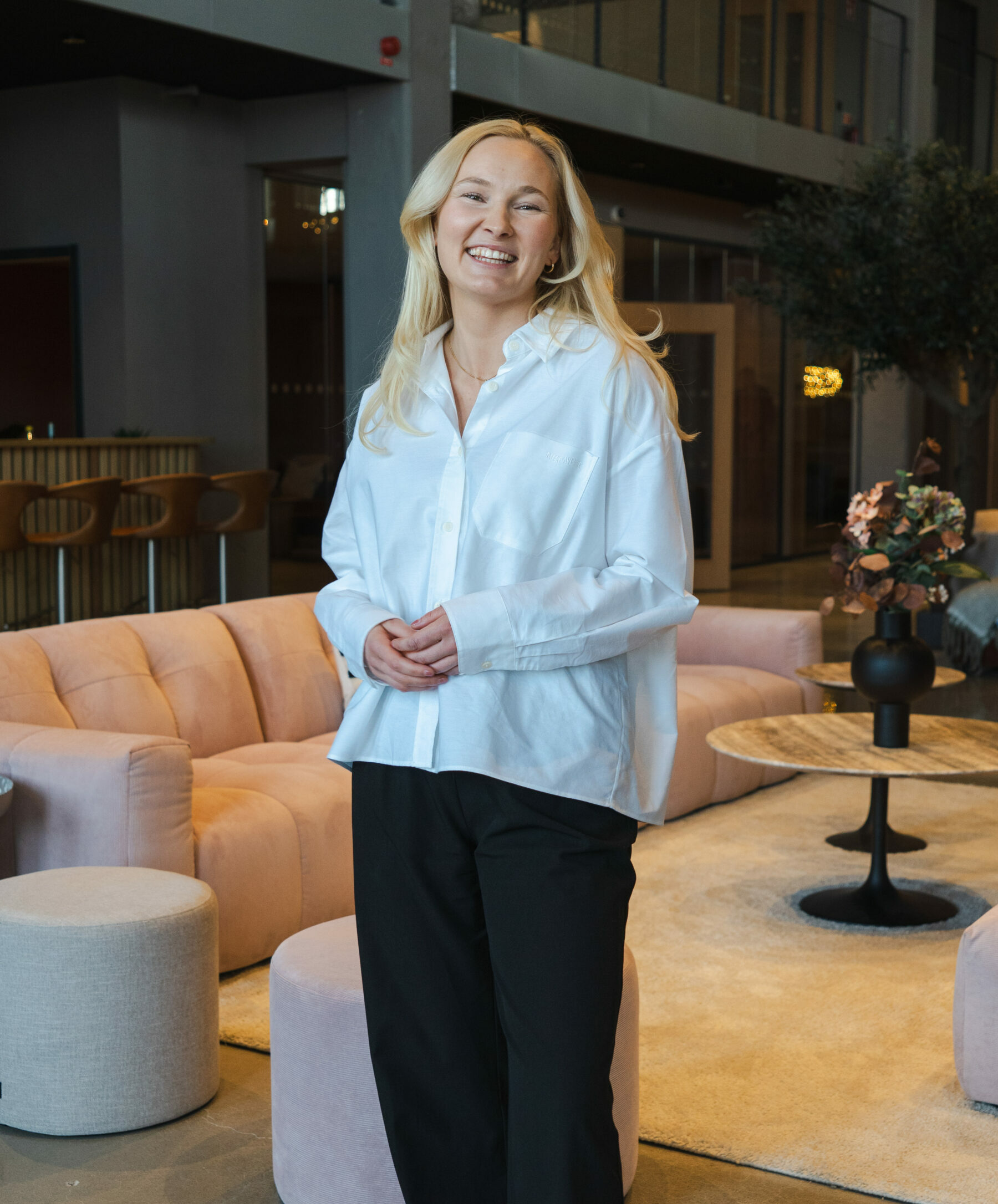 VD Julia Eriksson Helldén ler mot kameran