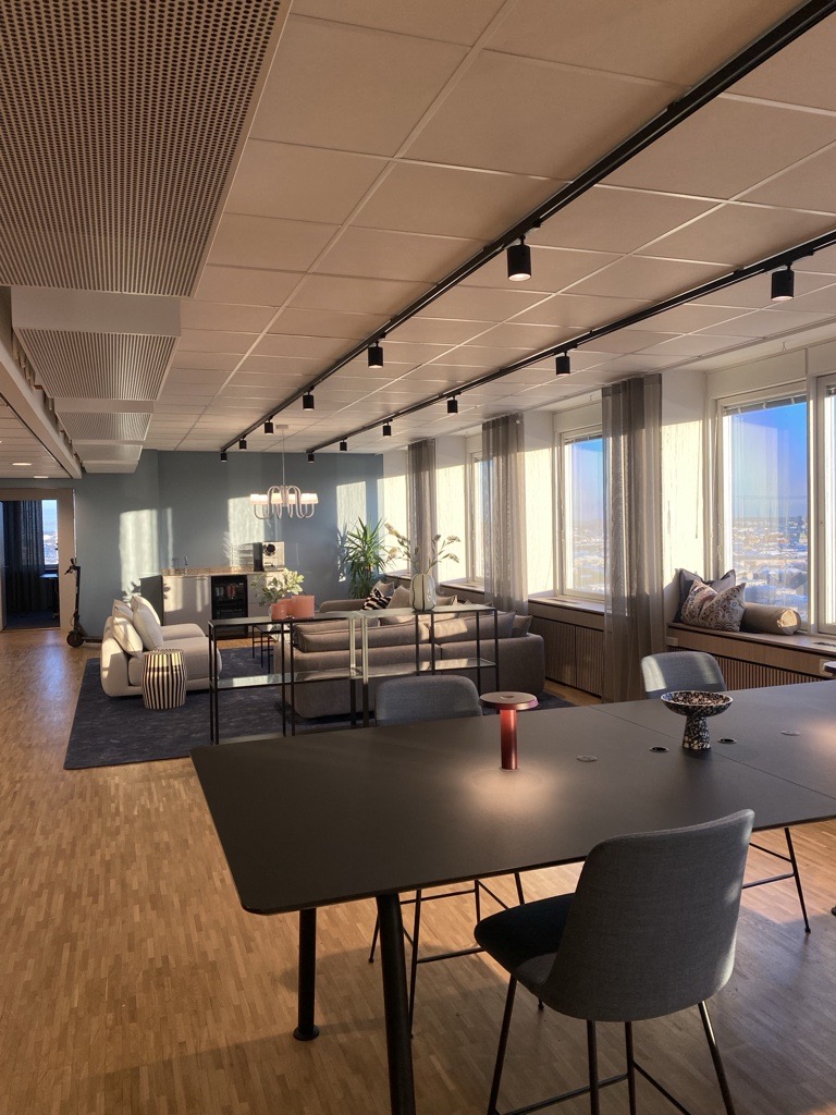 Bord och stolar i lunchrumsmiljö på Visionite Stockholm
