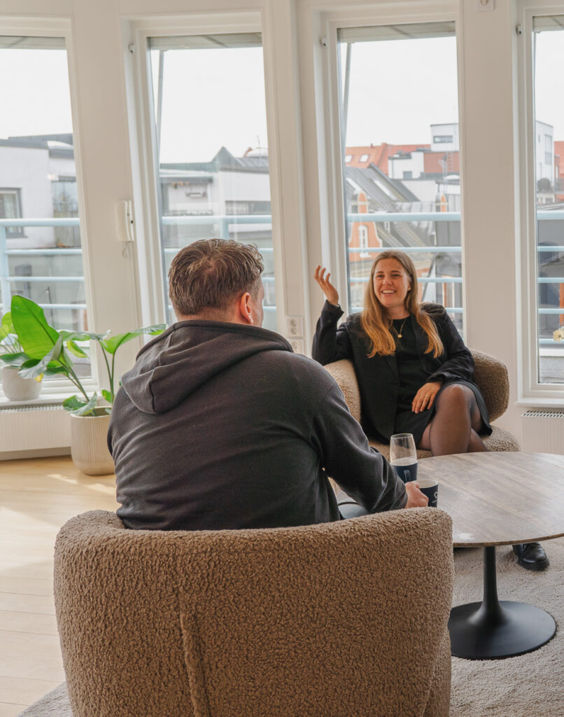 Två kollegor sitter i varsin fåtölj och pratar