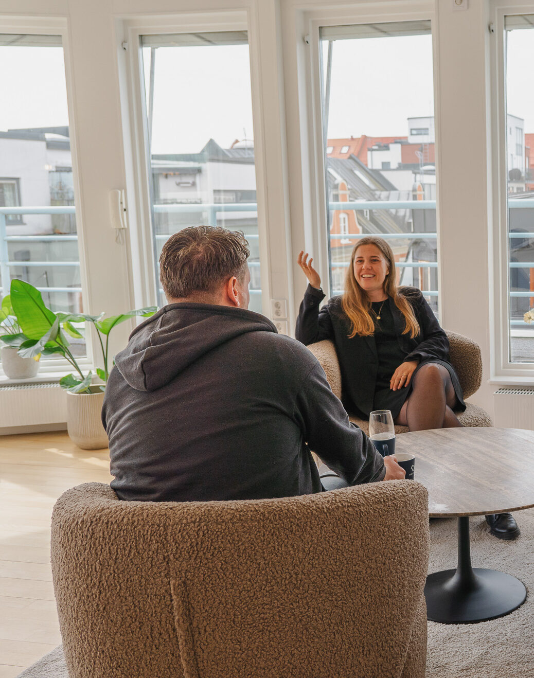 Två kollegor sitter i varsin fåtölj och pratar
