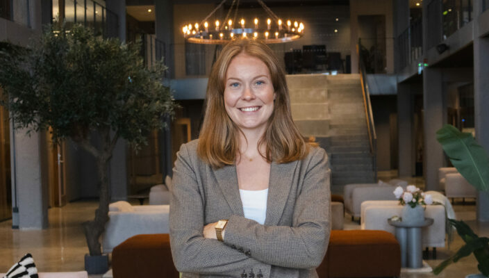 Porträttbild på Anna Erlandsson VD Visionite Kalmar, hon har armarna i kors och ler mot kameran.