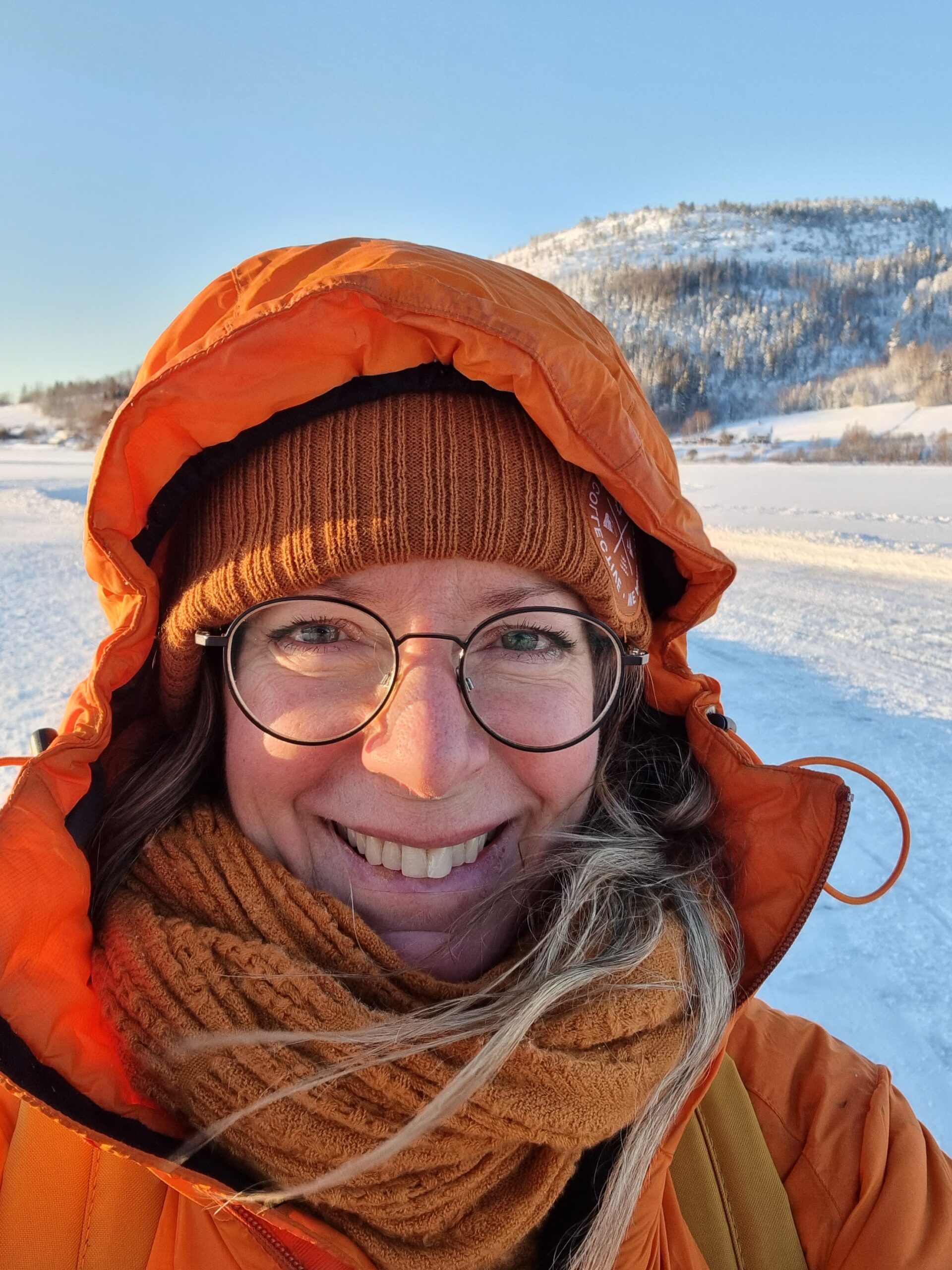 Porträttbild på Pia Sundkvist de Beau IT-specialist på Visionite. Pia står ute i snön med vinterkläder och ler mot kameran.
