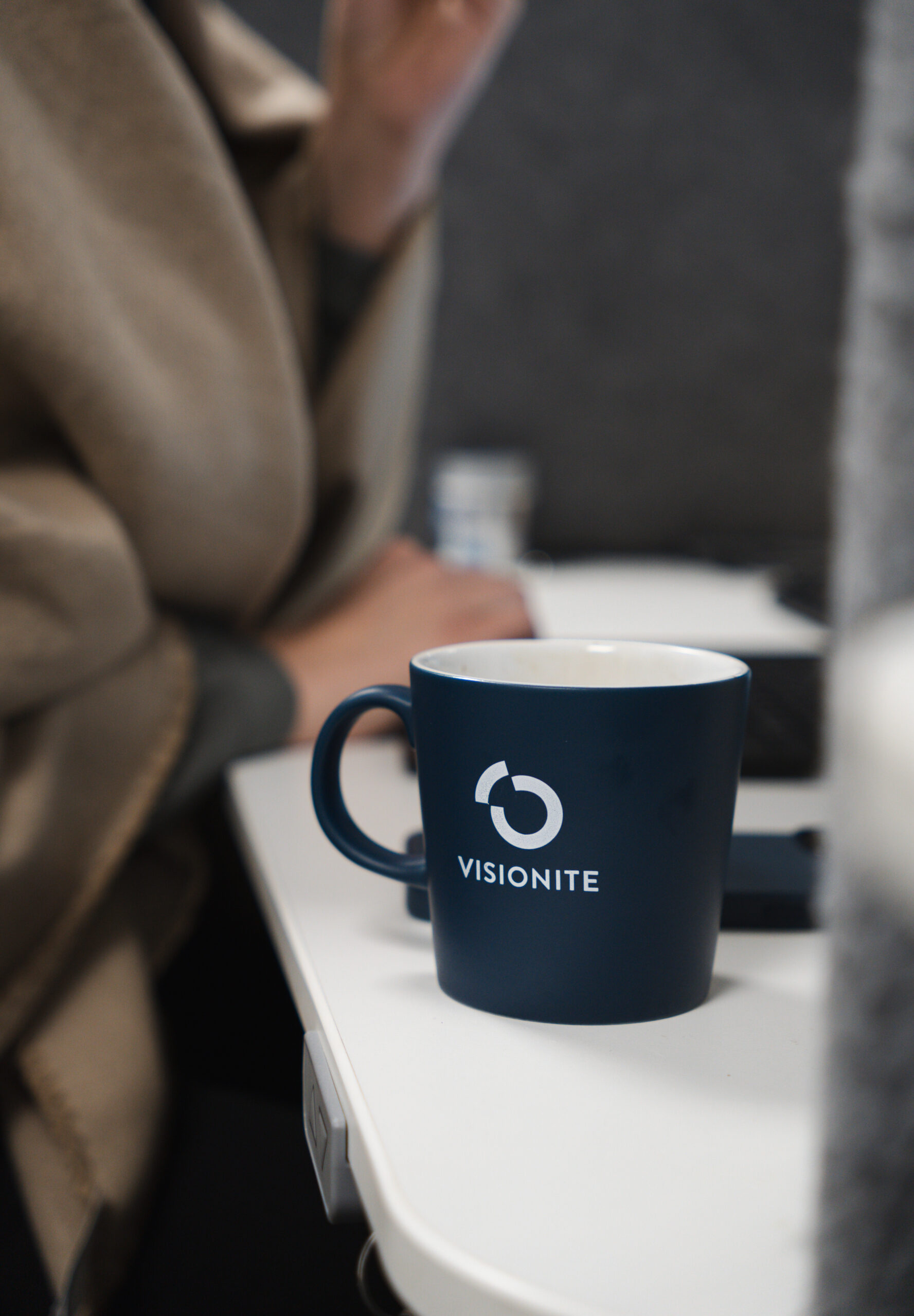 Mugg med logotypen "Visionite" i fokus