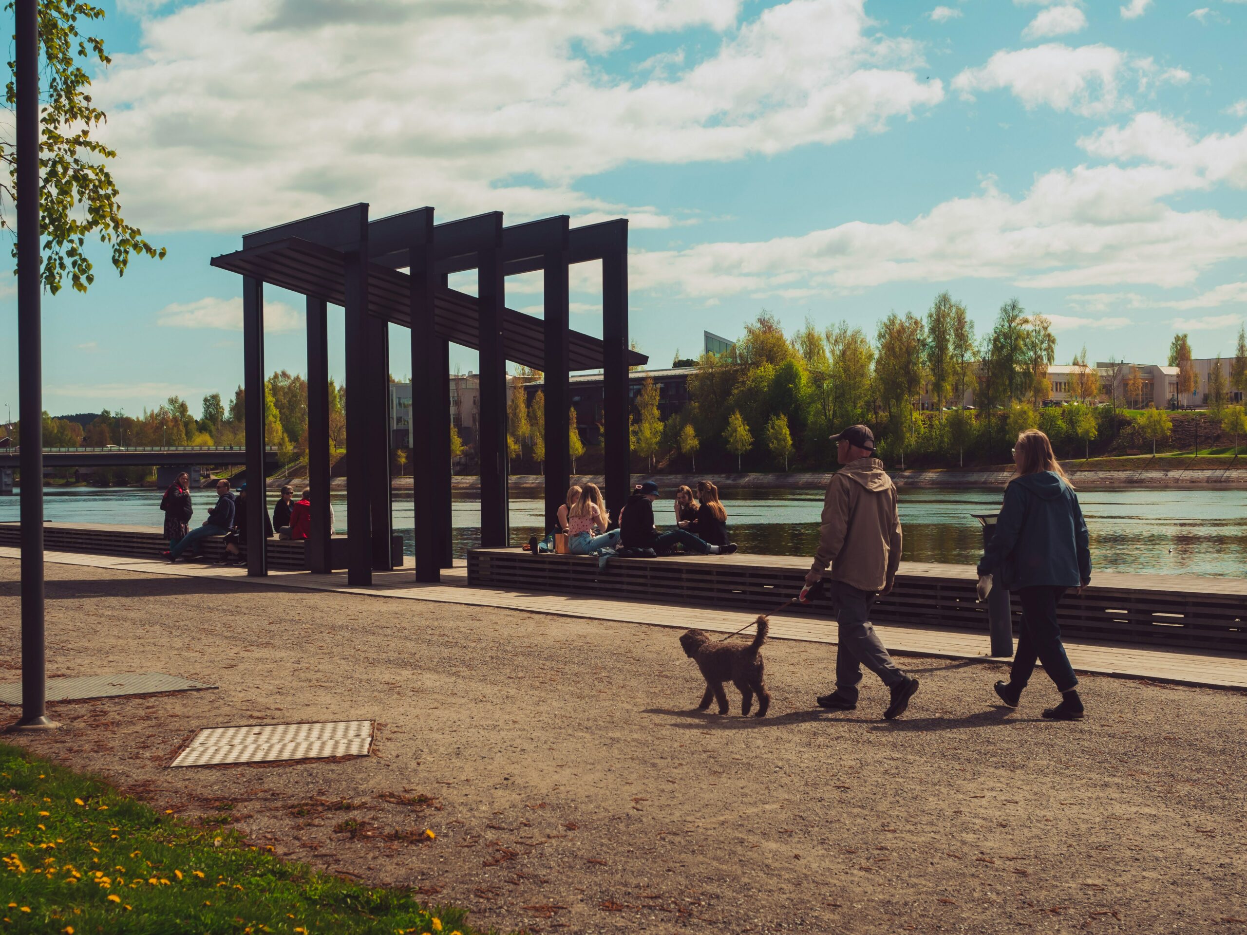 Promenad vid älvsbrinken i Skellefteå centrum.